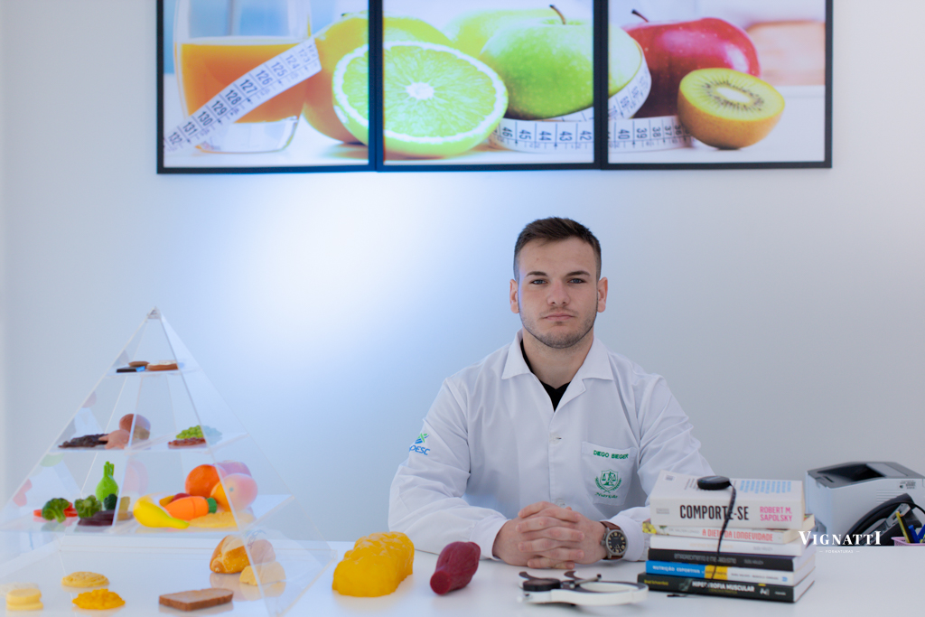 Diego Bieger, nutricionista, em seu consultório